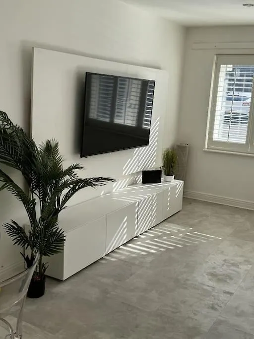 2Bed 2Bath Gated Eye Candy London Apartment