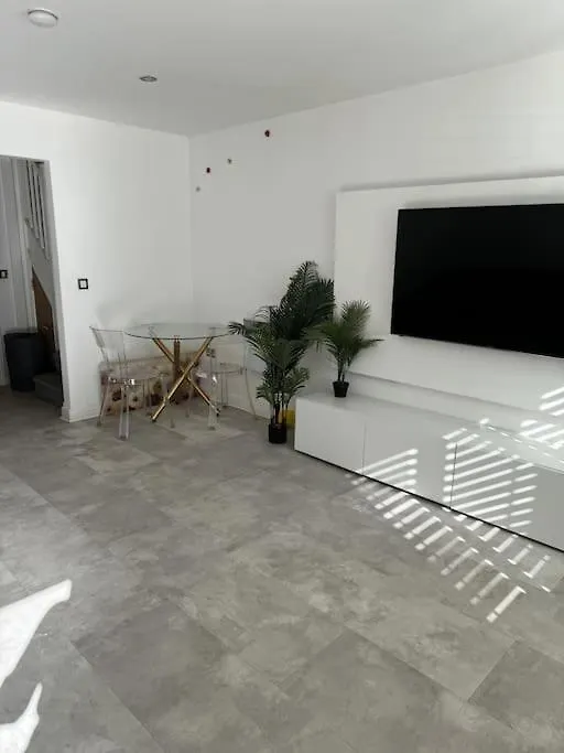 2Bed 2Bath Gated Eye Candy London 0*,  United Kingdom