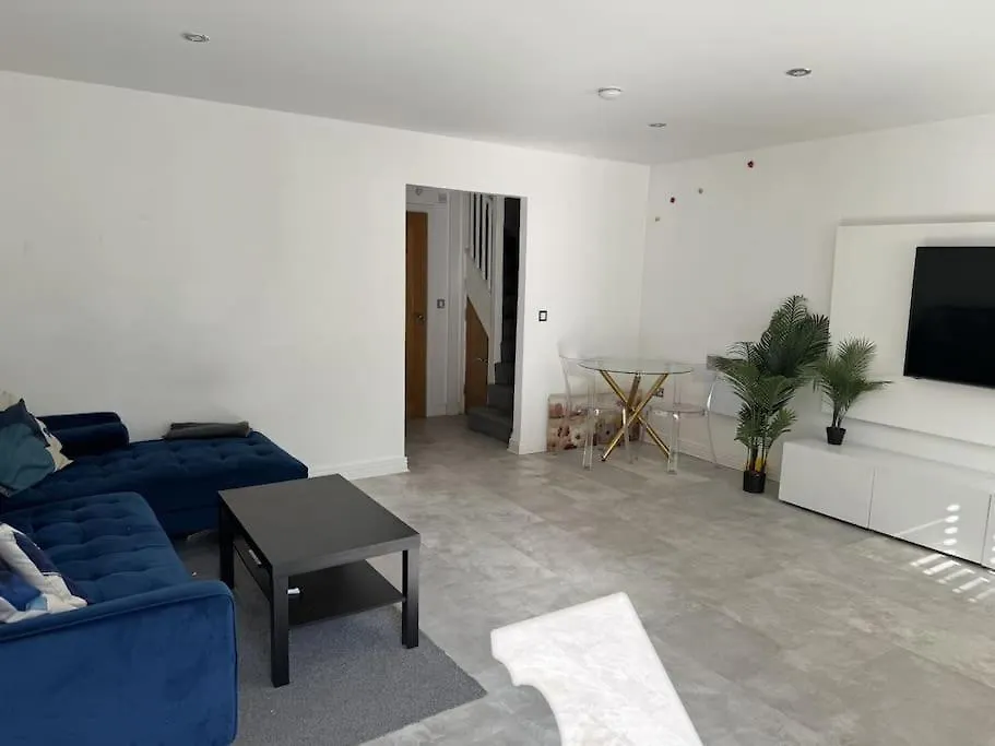 2Bed 2Bath Gated Eye Candy location